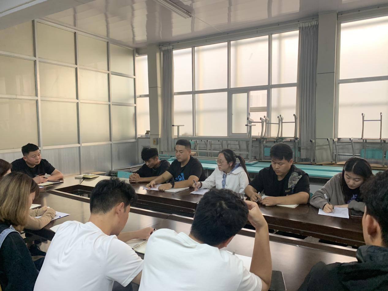 “我为员工办实事”——公司组织召开新生学长座谈会 “我为员工办实事”——公司组织召开新生学长座谈会